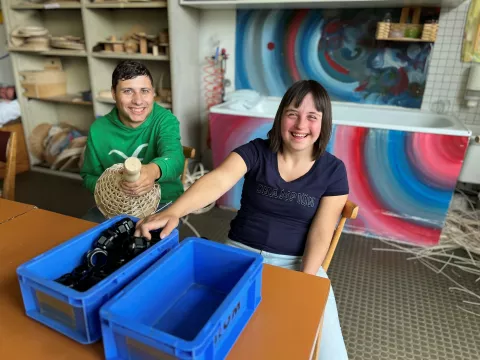 Zwei Personen bei der Arbeit